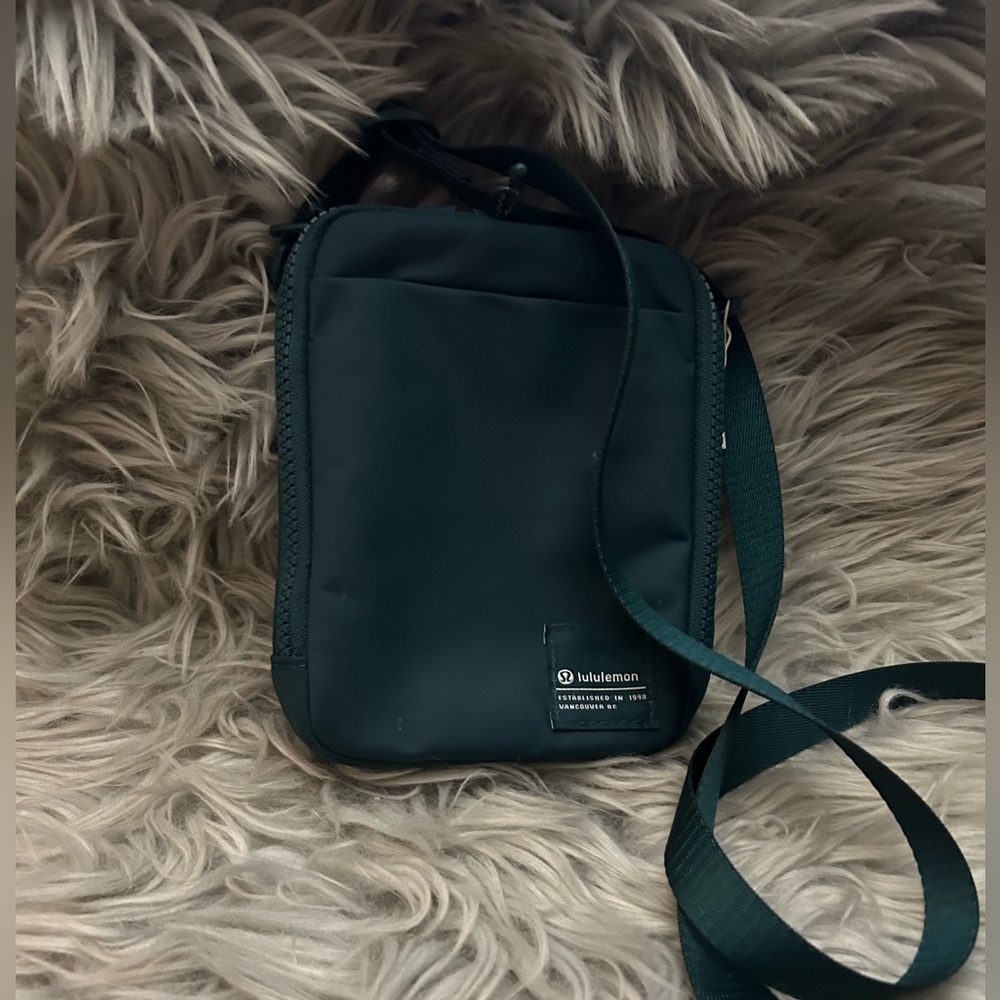lululemon athletica Dark Green Messenger Bag water repellent, 12.5x5cmx17.5